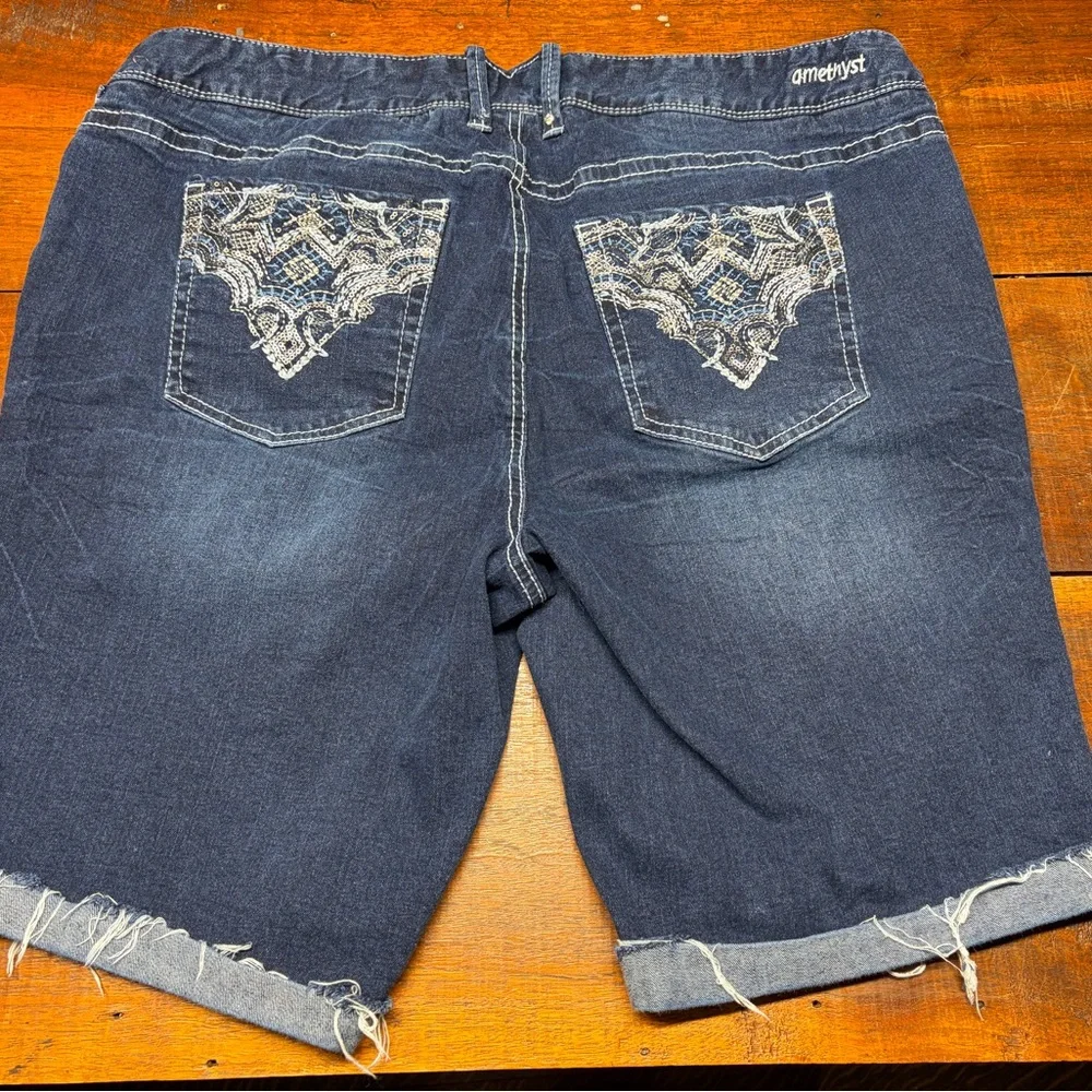 Amethyst Jeans Dark Wash Frayed‎ Hem Shorts - Picture 2 of 7